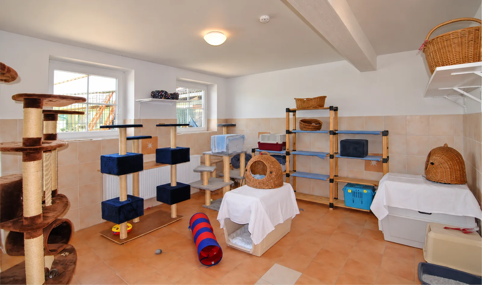 Zimmer 2 mit Krankenbox in der Raummitte